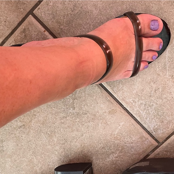 Le Chateau Size 9 Clear / Black slip on Sandals.  Unique clear heels 2-1/2 “. - Picture 2 of 10